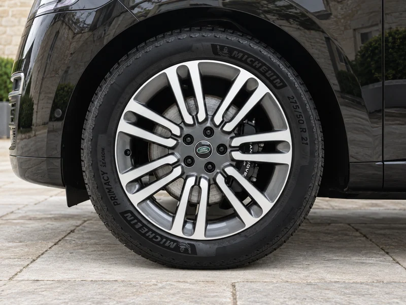AI illustration of Range Rover: factory alloys
