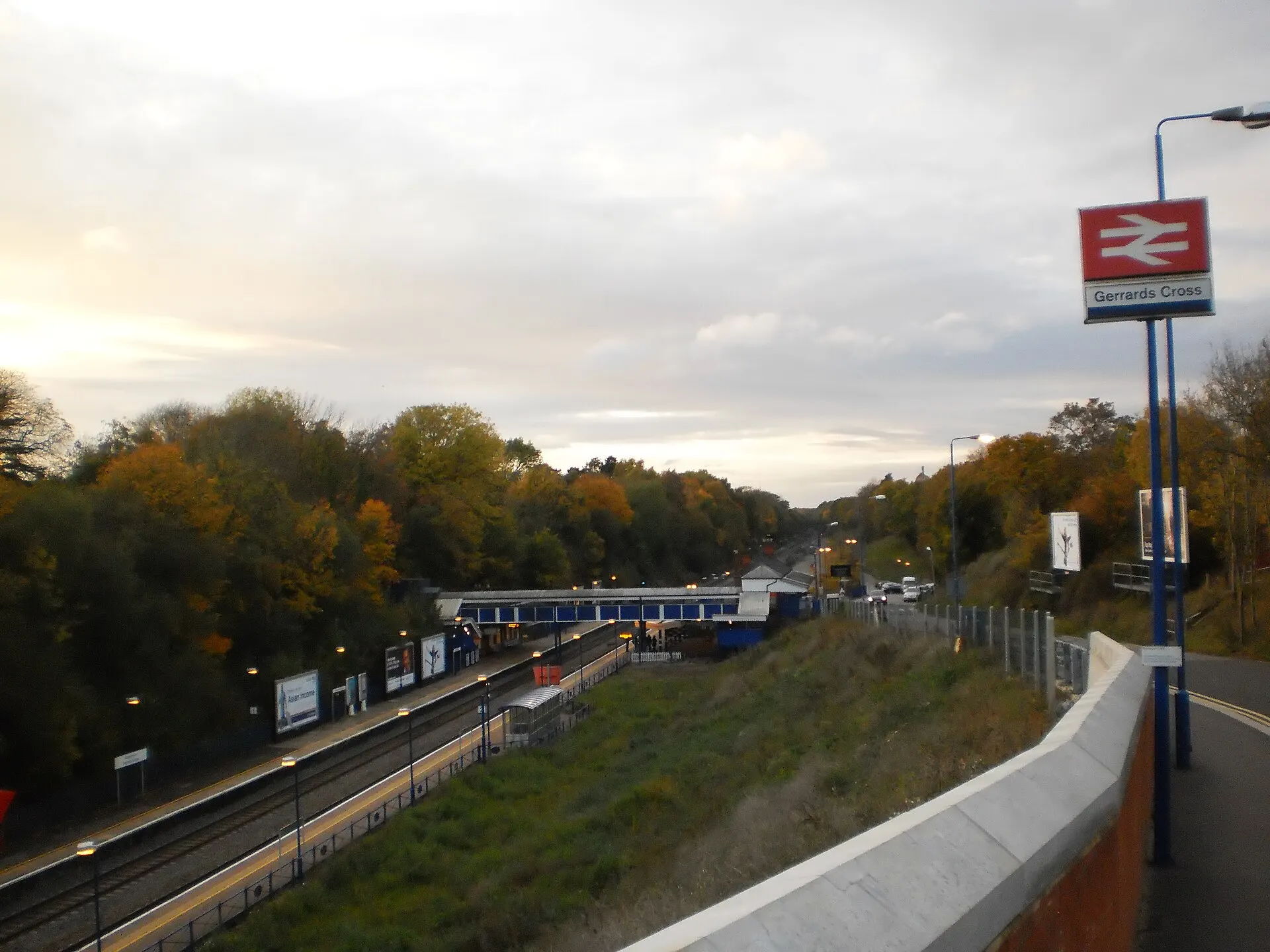 Gerrards Cross railway station in October 2011