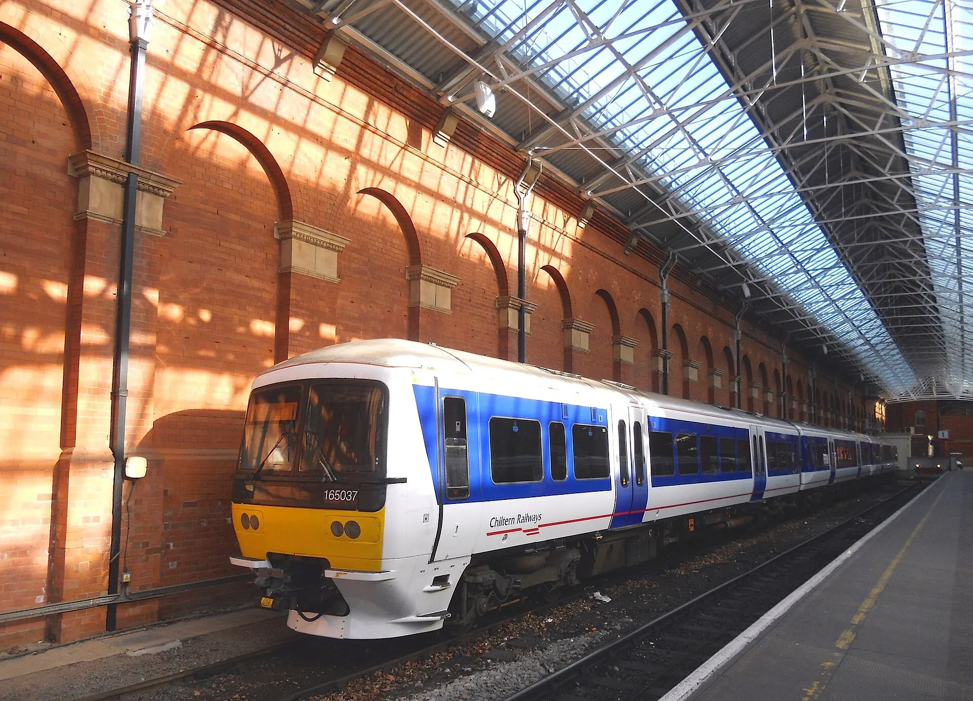Train under the glass roof at London Marylebone station