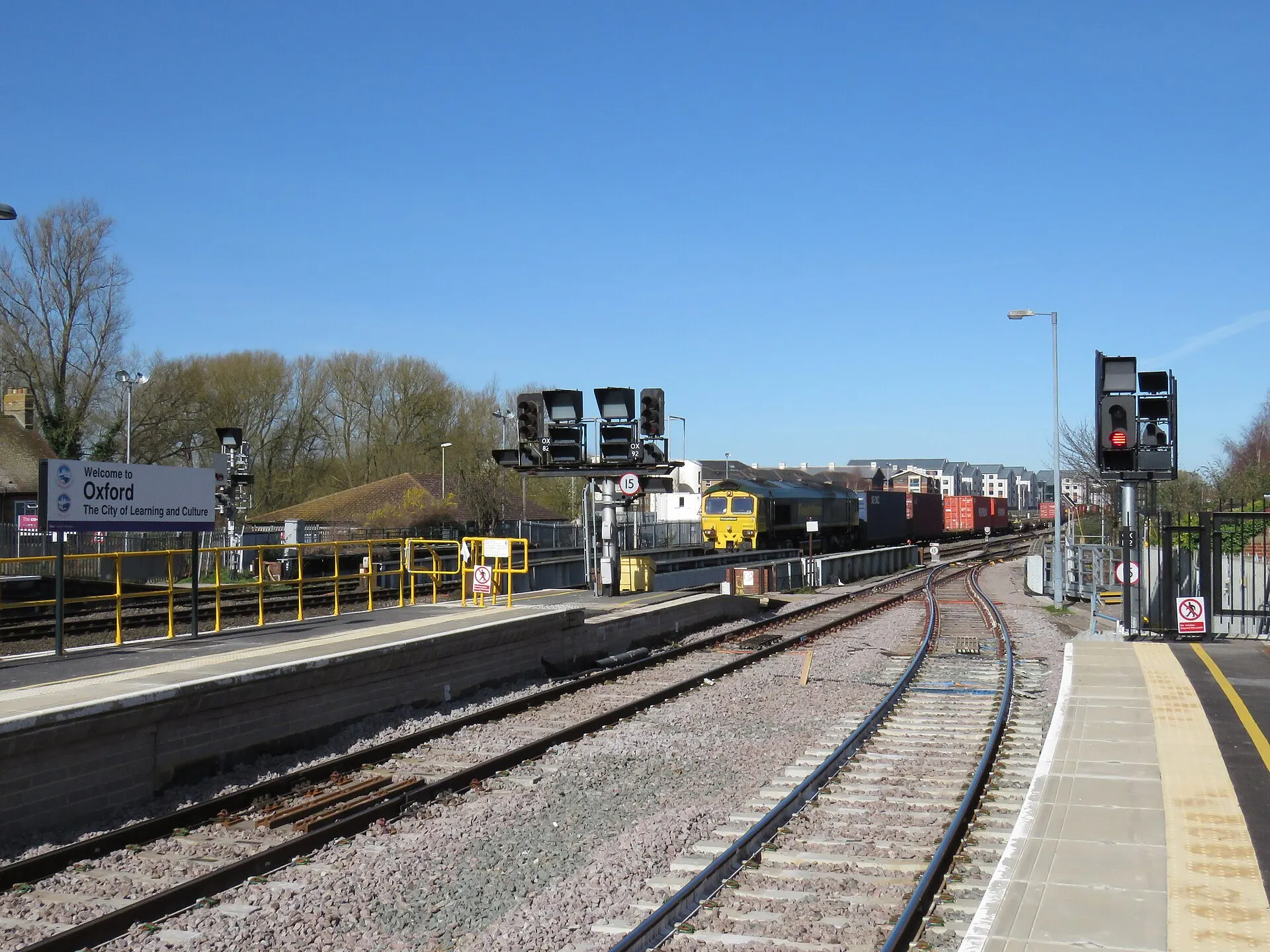 Passengers on the platform at Oxford railway station