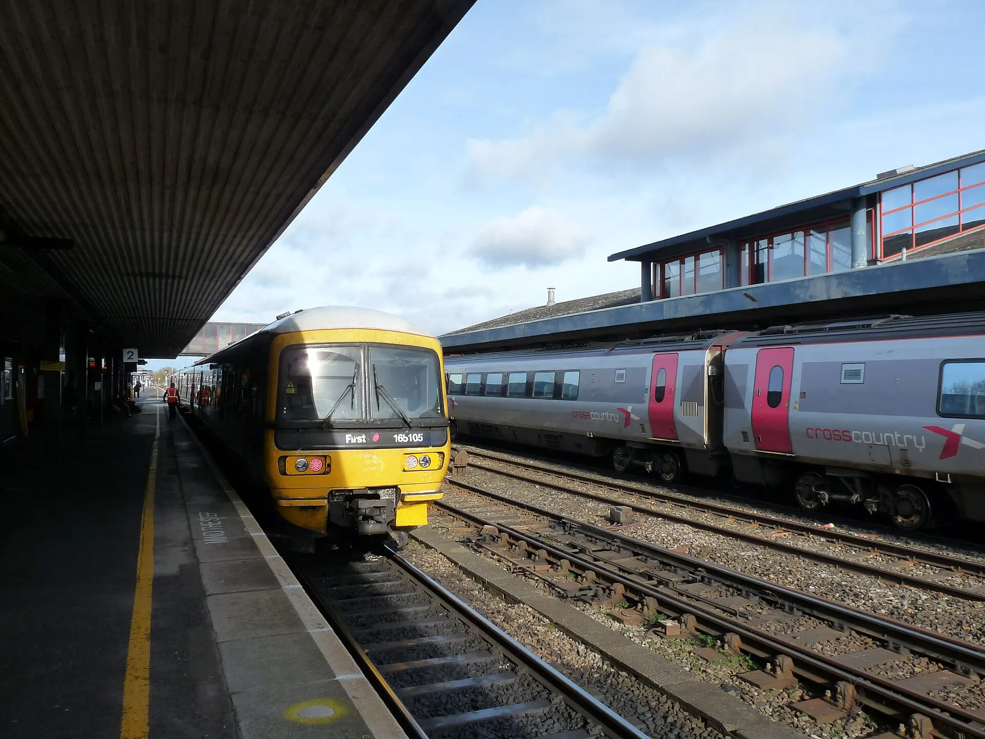 Trains alongside the platforms at Oxford railway station