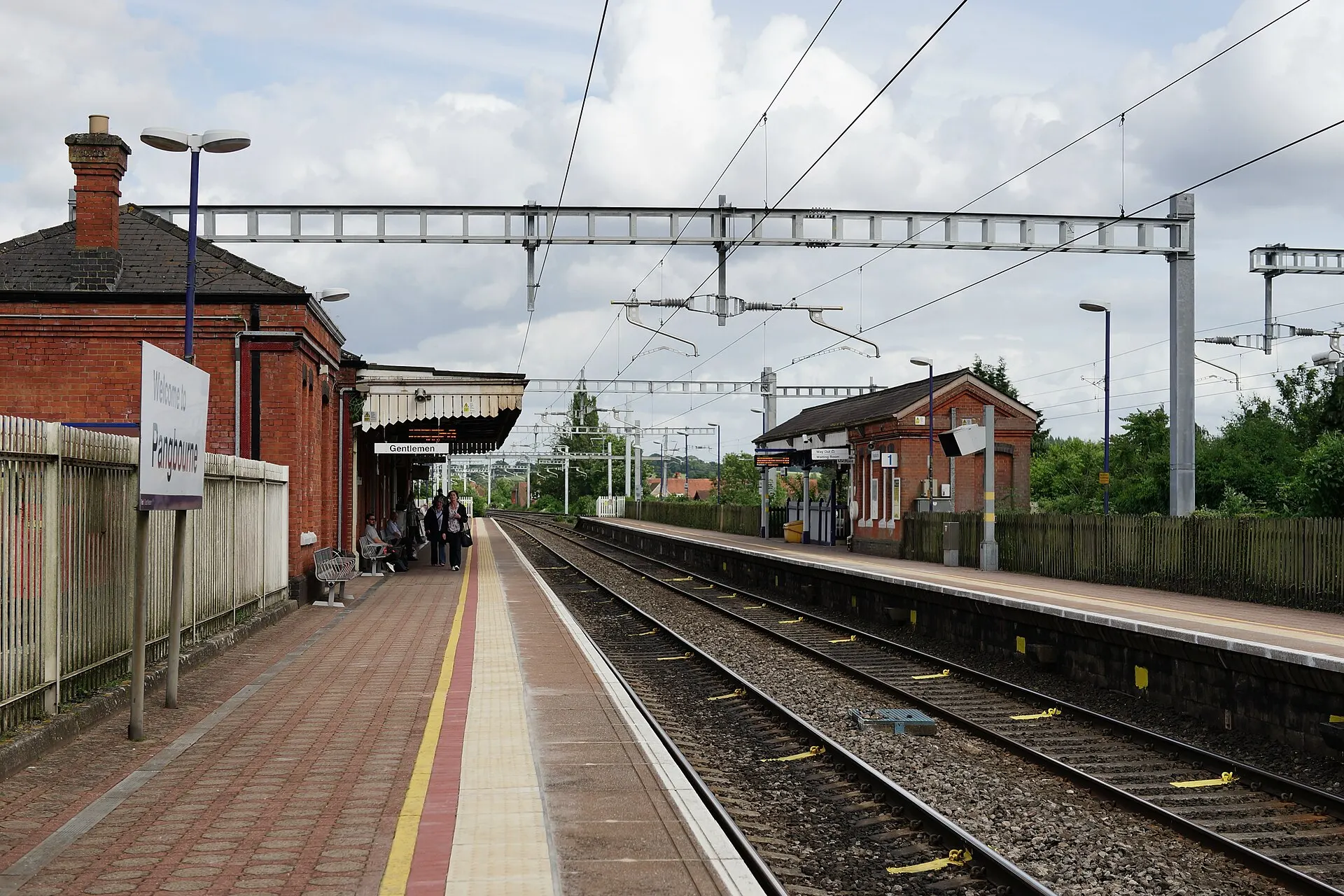Pangbourne railway station platforms in June 2017