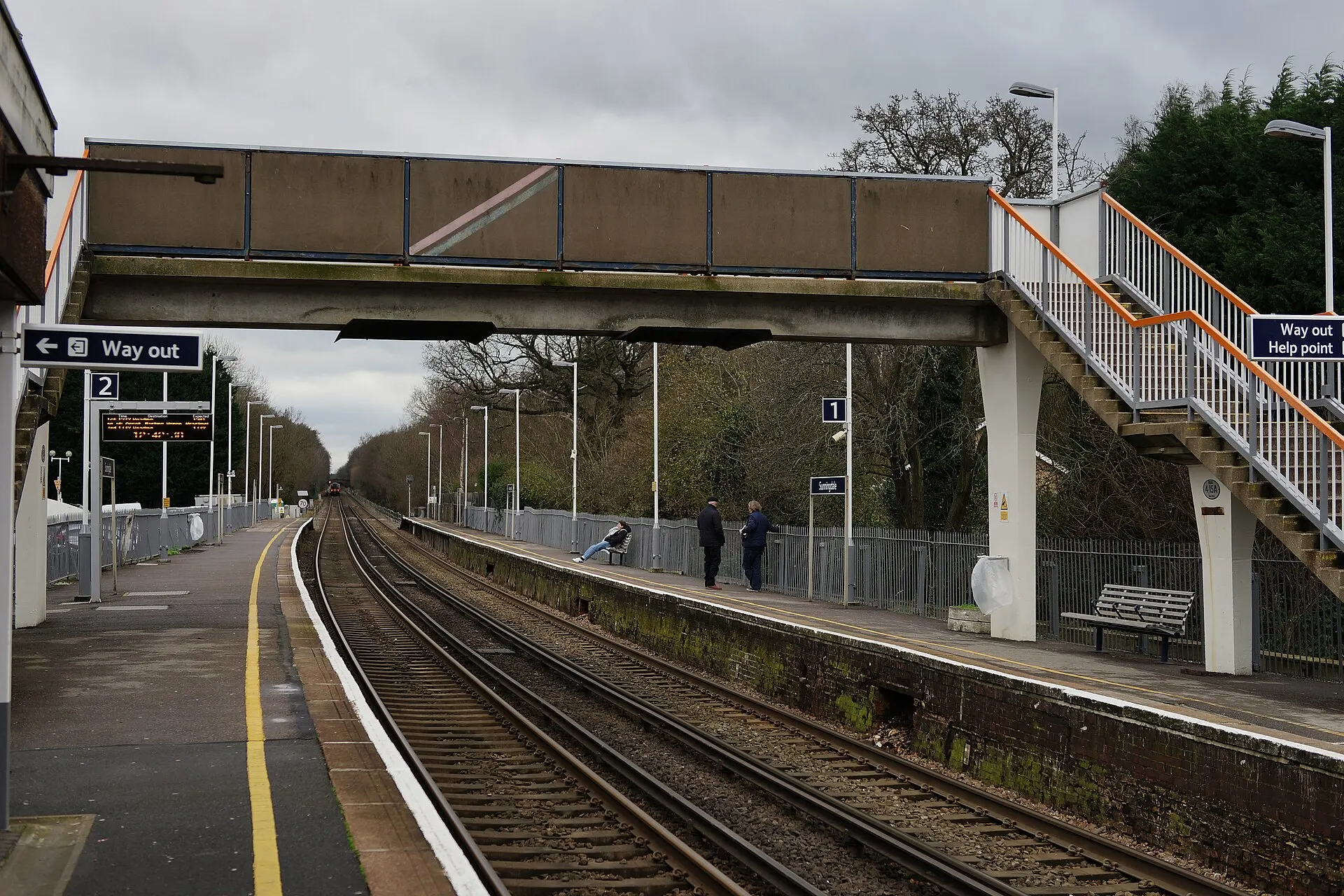 Platforms and footbridge at Sunningdale railway station in January 2016