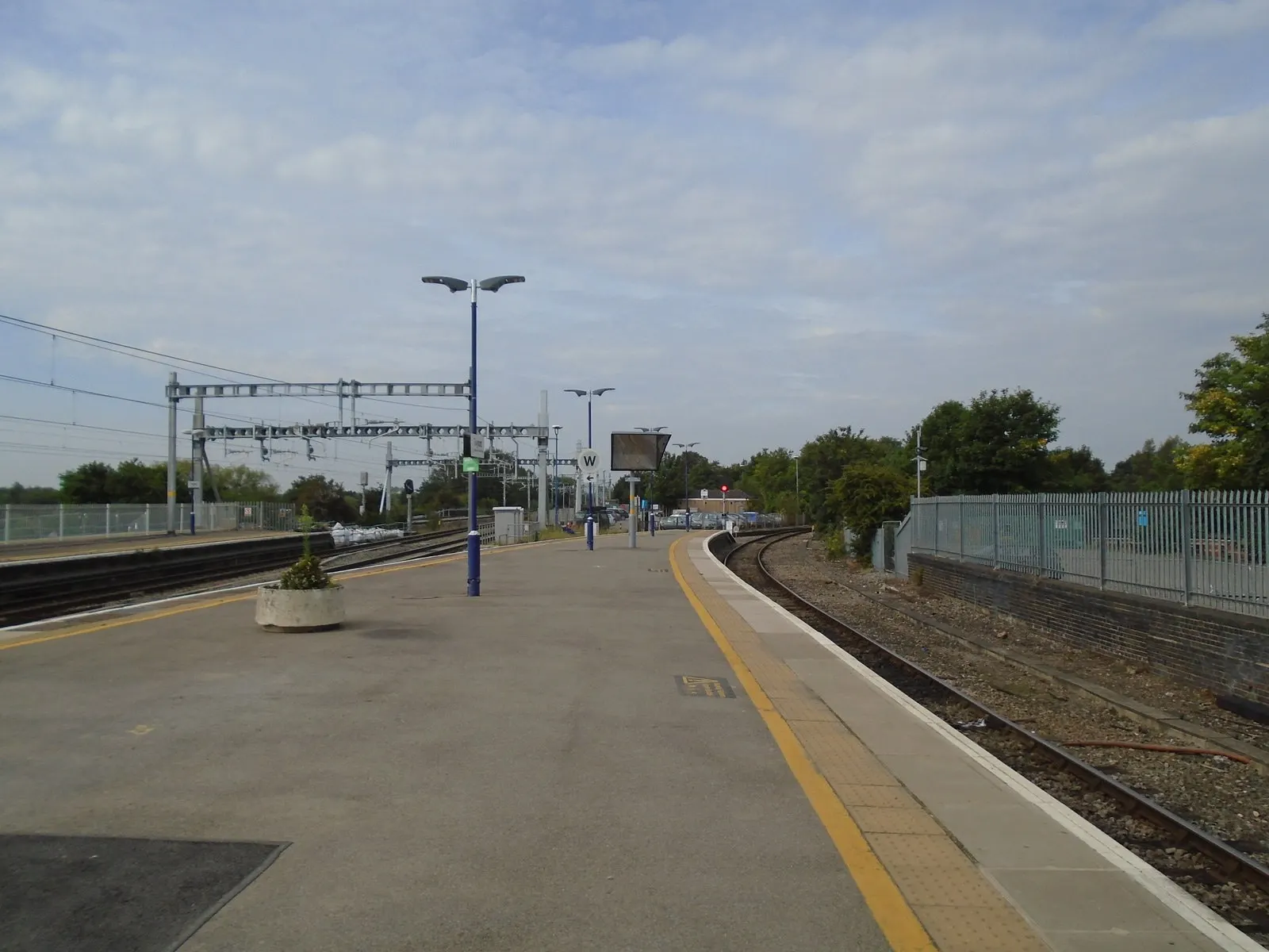 The open platform and tracks at Twyford station