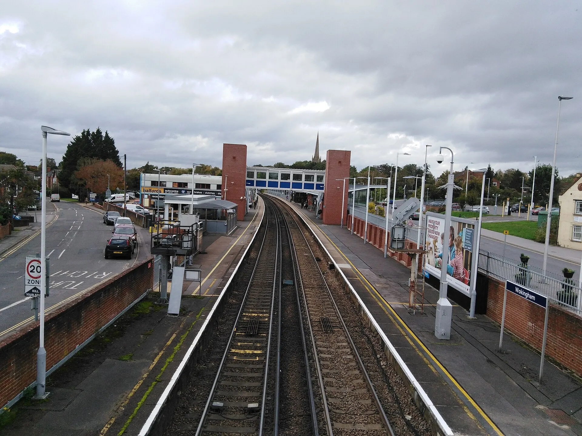 Wokingham station and its footbridge viewed from above in October 2021